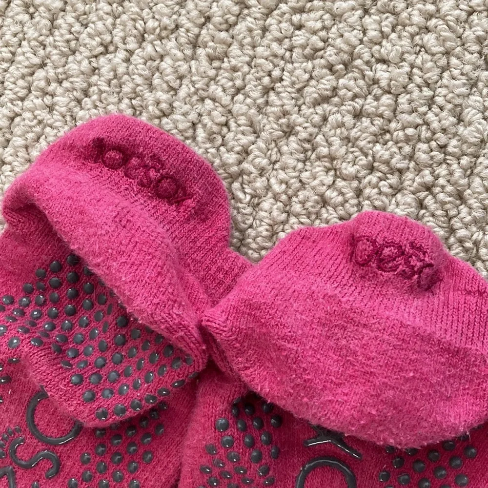 Toesox Half Toe Bellarina Grip Socks Size Medium Dark Pink Barre Pilates EUC